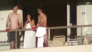 Kinky qız maşında oyuncaqla oynayır
