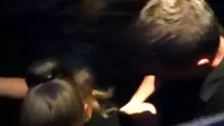Çinli qız xoruzu boğazından aşağı sürüşdürür