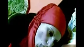 Anal tıxaclı yeniyetmə sarışın bir oral seks verir və sekslə məşğul olur