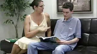Qırmızı saçlı babe əylənir və sekslə məşğul olur