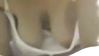 Pigtailli yeniyetmə qız çarpayıda əzilir