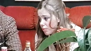 Uzun ayaqları olan veb-kamera cücə öz oyuncağı ilə oynayır