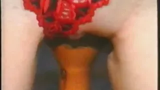 Böyük döşləri olan kök körpə sekslə məşğul olur