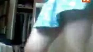 Dərin əmzikli geyimli körpə
