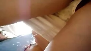Mavi gözlü gözəllik dildo yalayır