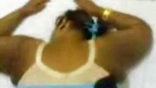 Babe inləyir və iki xoruz sikərkən yaşlanır