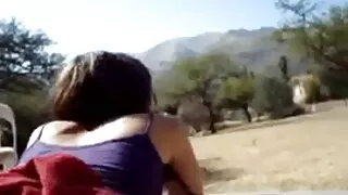 Üstsüz günəş vannası qəbul edən gözəl körpələr
