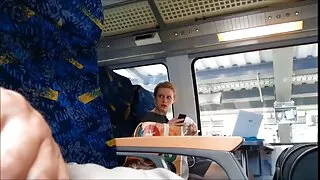 Əyləncəli kiçik qarasaçının sikdirdiyi böyük oyuncağı var