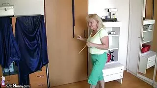 Emmi bizim üçün mastürbasyon edir
