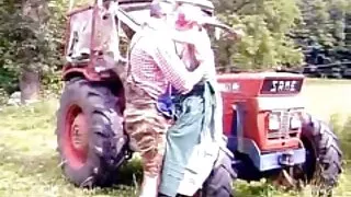 Maskalı qız xoruzun üstünə tullanır