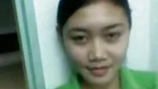 Böyük təbii döşləri olan yeniyetmə sarışın zərbələr və üzdə cum olur
