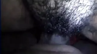Sarışın evdar qadın əmmə bacarıqlarını nümayiş etdirir