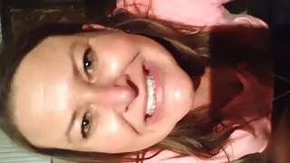 Yaxşı götlü gənc qız xoruzun üstünə tullanır