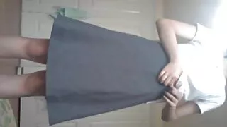 Təbii döşləri olan gənc sarışın bir xoruza tullanır