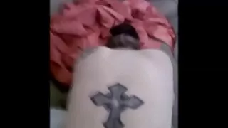 Gənc qaraşın ağzına bir xoruz və cum alır
