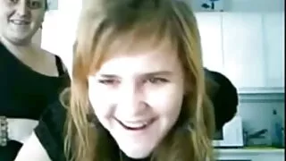 Arıq gənc cüt sikikləri divanda