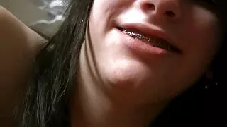 Belə ki, yaraşıqlı qaraşın milf arvad onun camara qarşısında vanna otağı əyləncə!