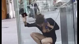 Asiyalı qız onu poni kimi sürür