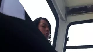 Mükəmməl asiyalı babe öz amcığını oyuncaqla vurur