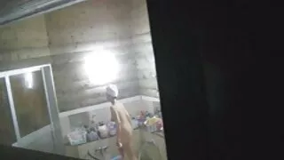 Göğüslü qadın ayaqlarını açır