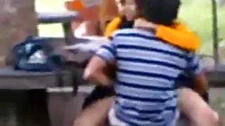 Rəqs edən gülməli qaraşın, böyük döş babe