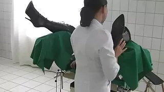 Qısa saçlı ana dəliyinə yumruq vurur