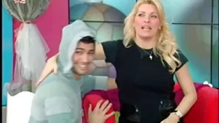 İki şəhvət dolu gənc oğlan bu yetkin xanımı isti üçlü video etmək üçün qoydu
