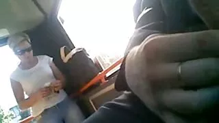 Yeniyetmə pişik kamerada oynayır