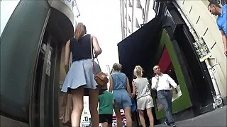 Gözəl qız kişisinin xoruzunu sağmağı sevir