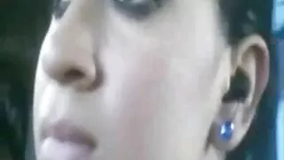 Döşlərinin hər tərəfinə şıltaqlıq edin