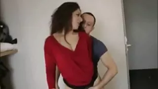 Döşlü ana onun yarığına toxunur