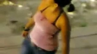Şirin bimbo tək əylənir