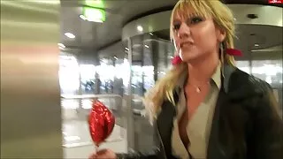 Latina böyük bir siki çəkir