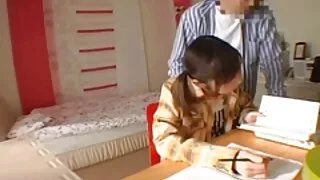 Təbii döşləri olan seksual sarışın sikdirilir