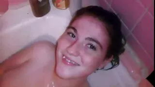 Uzun ayaqları olan esmer xoruza taxır