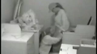 Tualetdə sevimli oral seks və üzdə bir yük