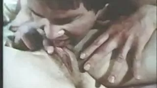 Üzü qırxılmış pişik və təbii döşləri olan qız sikilir