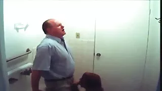 Sarışın öz amcığında dildodan istifadə edir