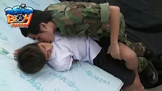 Təbii döşləri olan gənc sarışın minus verir