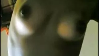 Zərif pişik və cinsi olan körpə