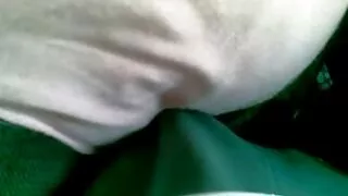 Geyinmiş körpə o sərt penisi sığallayır