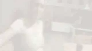 Körpə iki xoruz əmir və onun üzündə cum olur