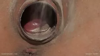 Təbii döşlər və sıx göt ilə sikilmiş qız yoldaşı