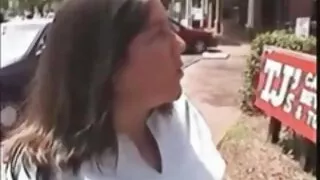 Kiçik sarışın özü ilə oynayır