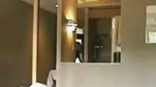 Yeniyetmə öz pişiyini yalayır