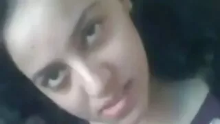 Veb kameralı qız çirkli danışır və soyunmağa hazırlaşır