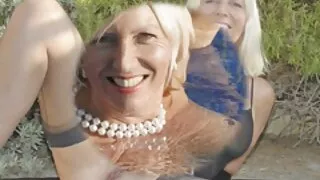 Gözəl qız cazibədar bədənini nümayiş etdirir