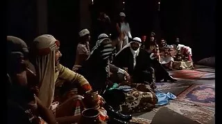 Qırmızı saçlı qız tualetdə siki çəkir
