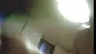 Gözləri bağlı qırmızı saçlı körpə ilə cinsi əlaqə