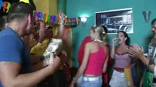 Belə ki, yaraşıqlı qaraşın arvad böyük bir üz cumshot almaq və internet üçün qeyd